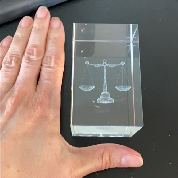 3D laser image.  Balance of justice. - Picture 3 of 4